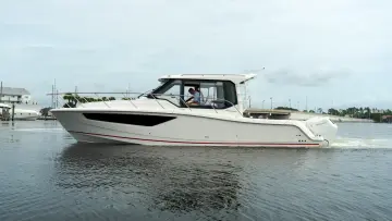 Boston Whaler 365 Conquest