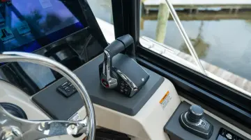 Thumbnail von Boston Whaler 365 Conquest
