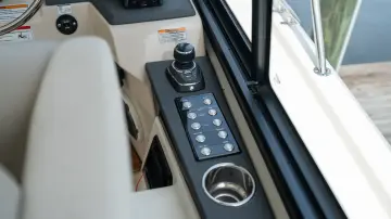 Thumbnail von Boston Whaler 365 Conquest