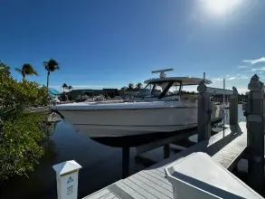 Boston Whaler 350 Realm