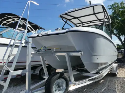 Twin Vee 240 GFX DC