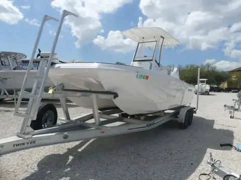 Twin Vee Bay Cat 22