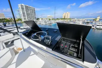 Thumbnail von Viking 92 Enclosed Bridge SPECULATOR
