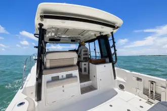 Thumbnail von Boston Whaler 365 Conquest