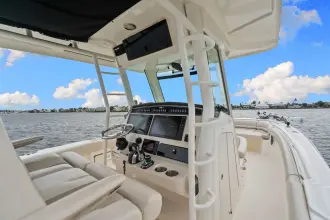 Thumbnail von Boston Whaler 330 Outrage