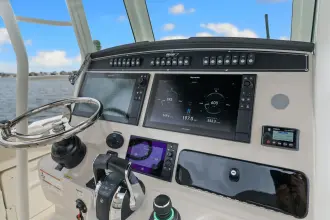 Thumbnail von Boston Whaler 330 Outrage