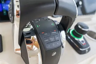 Thumbnail von Boston Whaler 330 Outrage