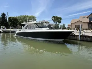 Tiara Yachts 38 LS