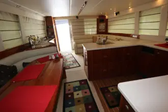 Thumbnail von Riviera 	Enclosed Flybridge 62