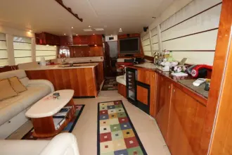Thumbnail von Riviera 	Enclosed Flybridge 62