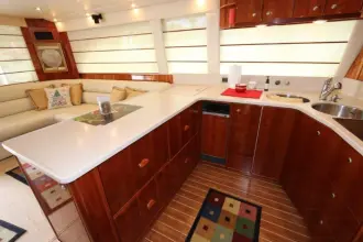Thumbnail von Riviera 	Enclosed Flybridge 62